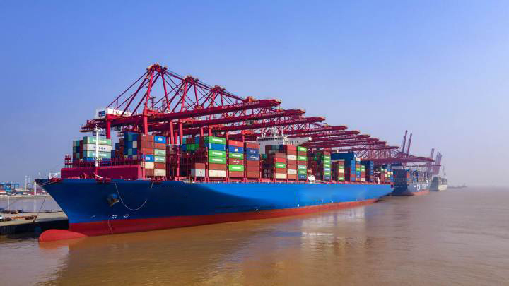 Do well in one belt, one road, important node ship's oil supply service.